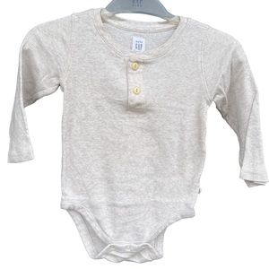 ⭐️⭐️⭐️3 for$12⭐️⭐️⭐️BABY GAP Henley Rib Bodysuit Oatmeal Heather Size 18-24 mon.